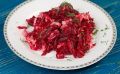 Тёплый салат из свеклы и лука: с новым вкусом к проверенному рецепту