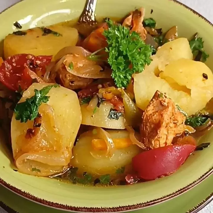 Осенние утешения: сытное куриное филе с овощами в духовке