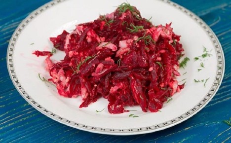 Тёплый салат из свеклы и лука: с новым вкусом к проверенному рецепту