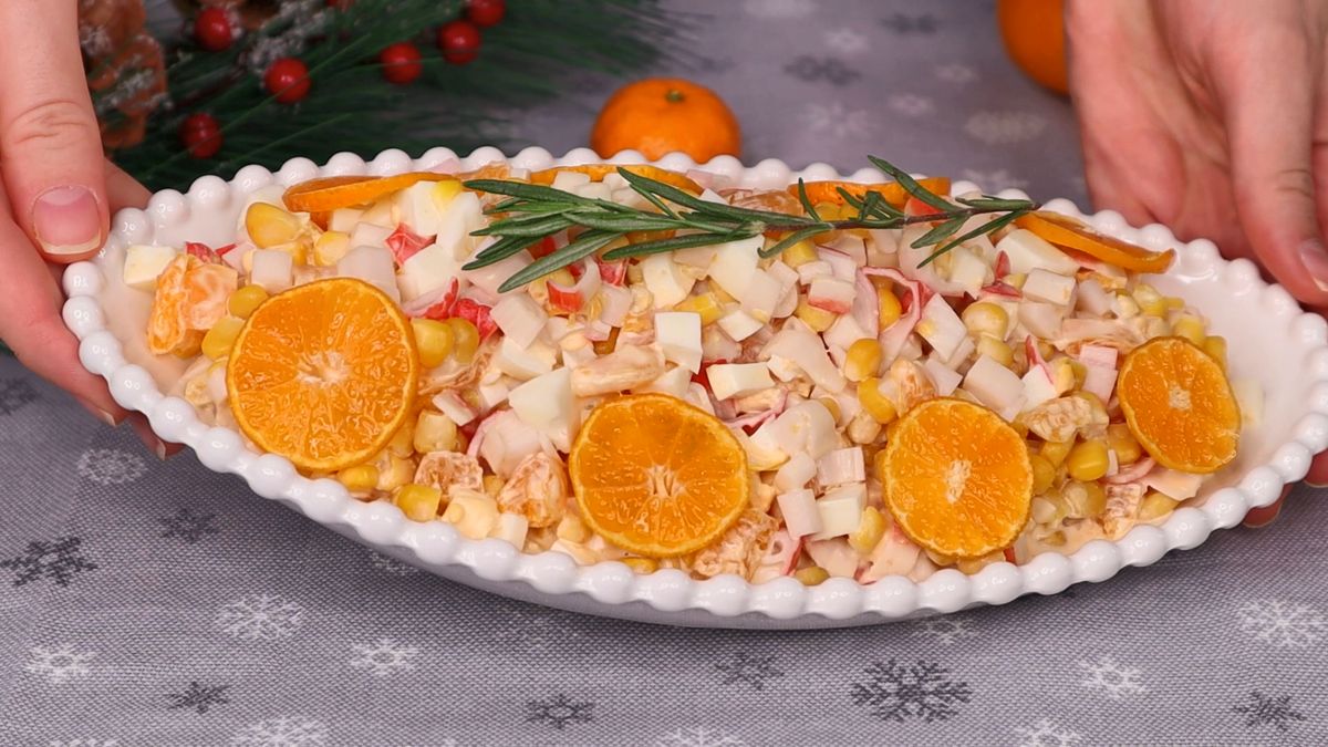 Невероятный новогодний крабовый салат: мандариновый акцент