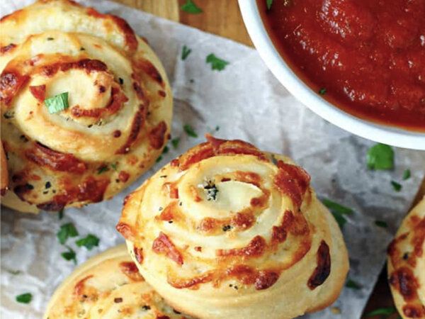 Приготовьте рулетики с пиццей для школьных перекусов
