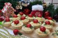Нежные тарталетки с сыром и помидорами черри для новогоднего угощения