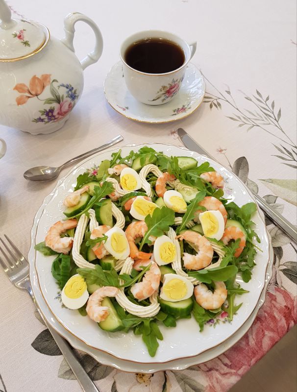 Изысканный салат с креветками и огурцами